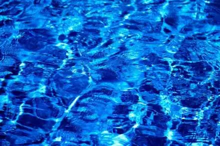 Eau propre dans une piscine.