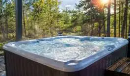 Spa dans une foret en été.