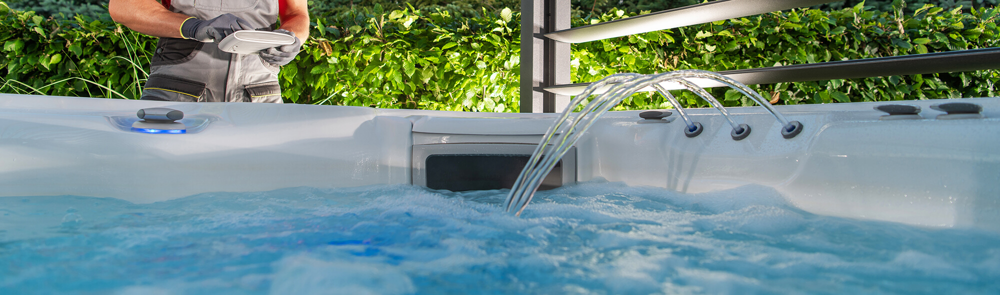 Technicien effectuant l’entretien d’un spa extérieur, vérifiant l’eau et utilisant un kit de nettoyage professionnel.